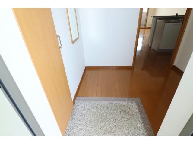 玄関　※別部屋写真・同間取り