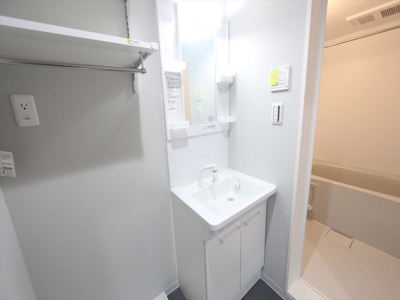 洗面設備　脱衣所　独立洗面台（シャンプードレッサー付）収納スペース有
