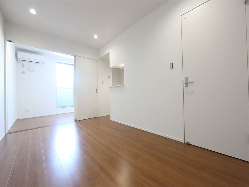 居室・リビング　ＬＤＫ9.6帖　洋室3.8帖　エアコン完備　バルコニー