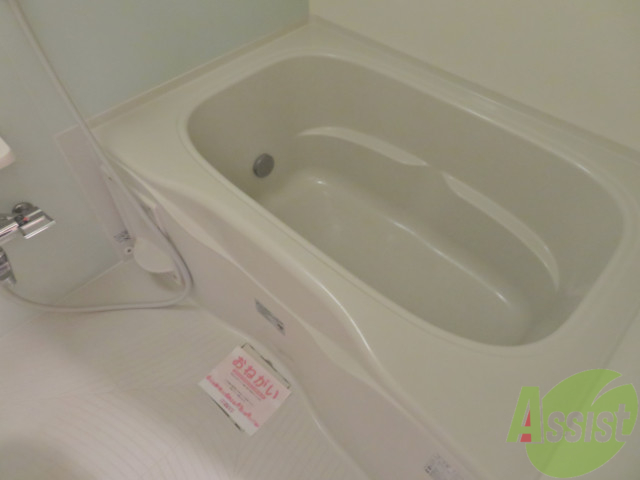 バス・シャワールーム　バスルームは狭すぎず、シャワーも浴びやすそうです。