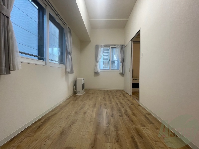 その他部屋・スペース　こちらが寝室です。窓が大きくて明るいですね。