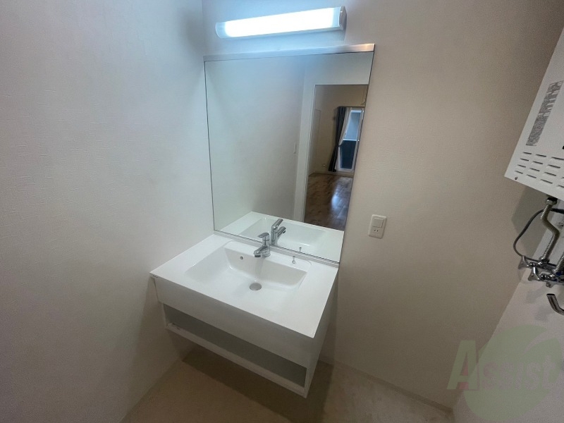 洗面設備　独立洗面台です。大きくてよいですね。シャンプーもできます。