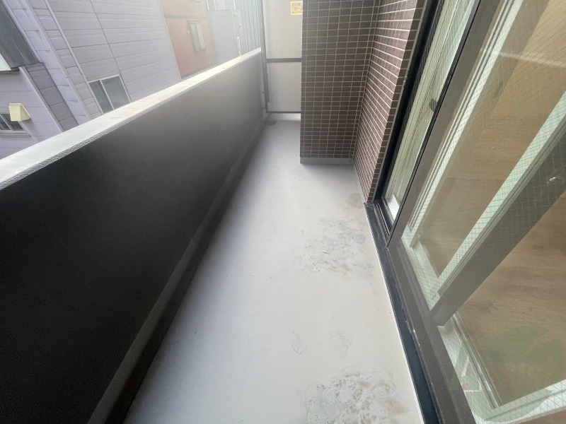 バルコニー　バルコニーです。洗濯物を干すもよし、一息つくもよしですね。