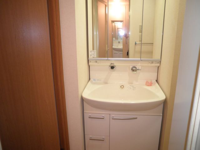 洗面設備　人気のシャワー付洗面台です。