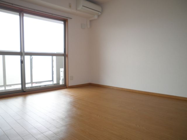 その他部屋・スペース　ベランダに面しており明るいです。