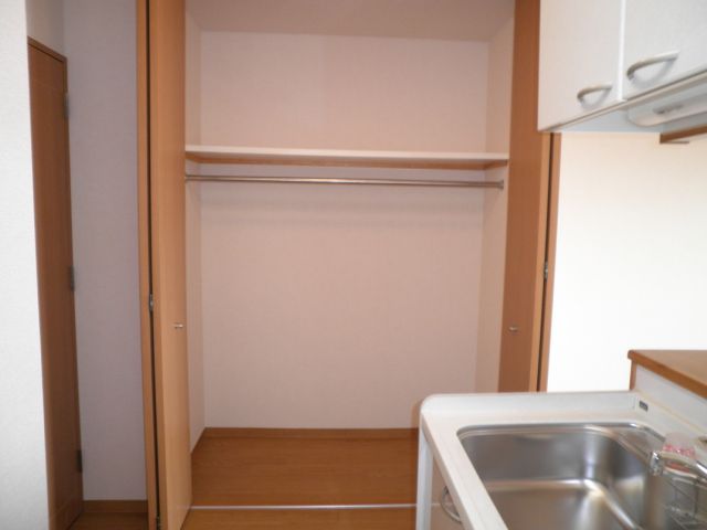 収納　天井までたっぷりの収納スペールです。