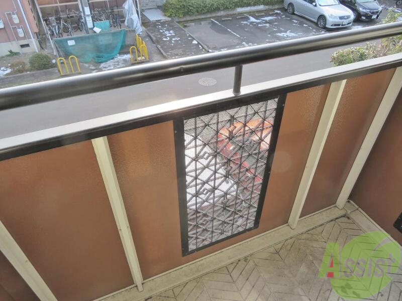 バルコニー　バルコニーは広くはないですがお洗濯はちゃんと干せそうですね