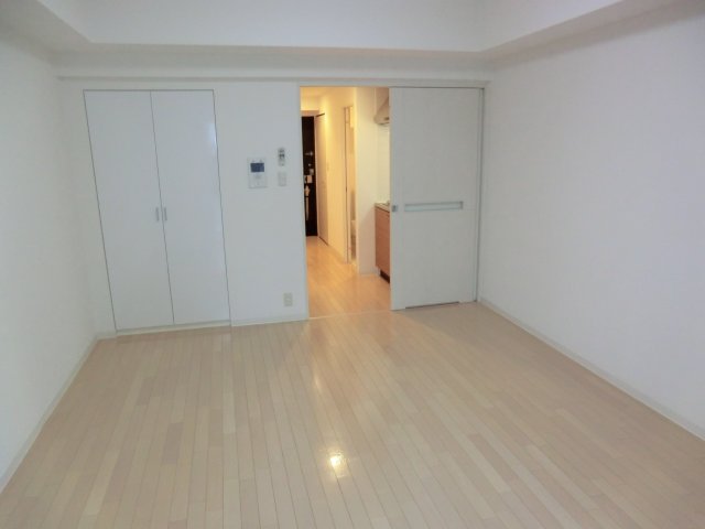 居室・リビング　エアコン付きで快適に過ごせます♪