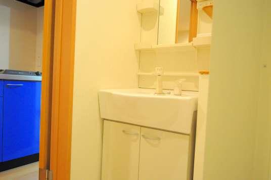 洗面設備　朝の身支度み便利な独立洗面台