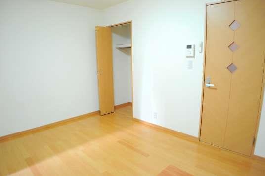 居室・リビング　明るく収納抜群の居室スペース