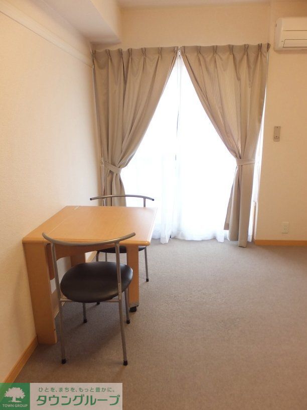 居室・リビング　カーペット仕様テーブルは使わない時は折りたためます