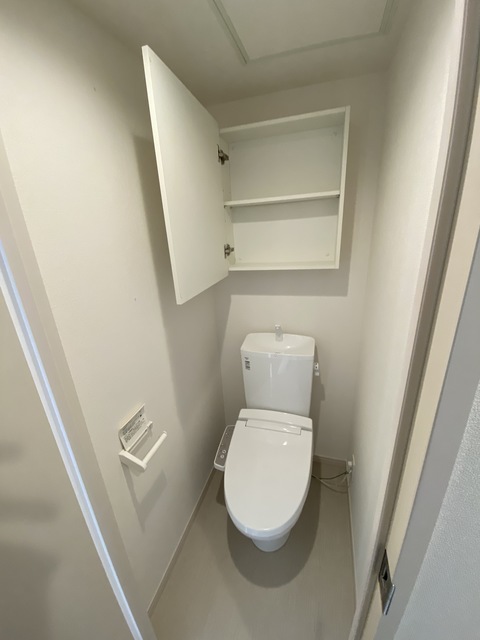 トイレ　上部棚付きです。