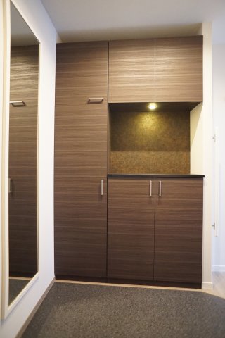 玄関　玄関には大型シューズBOXを設置♪