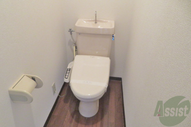 トイレ　嬉しいウォシュレット機能付きです。シャワートイレは便利ですね