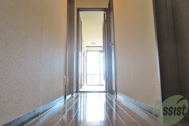 玄関　玄関から撮影しました。長い廊下は走りたくなりますね。