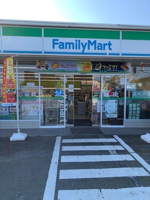 コンビニ　ファミリーマート福生横田基地前（コンビニ）まで350m