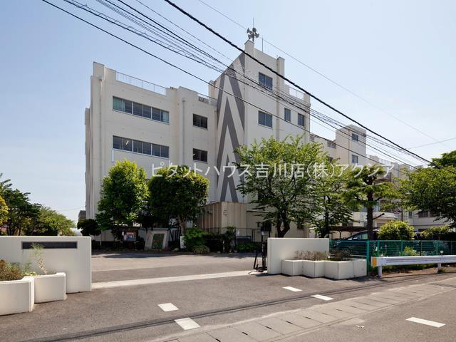 小学校　吉川市立北谷小学校（小学校）まで907m