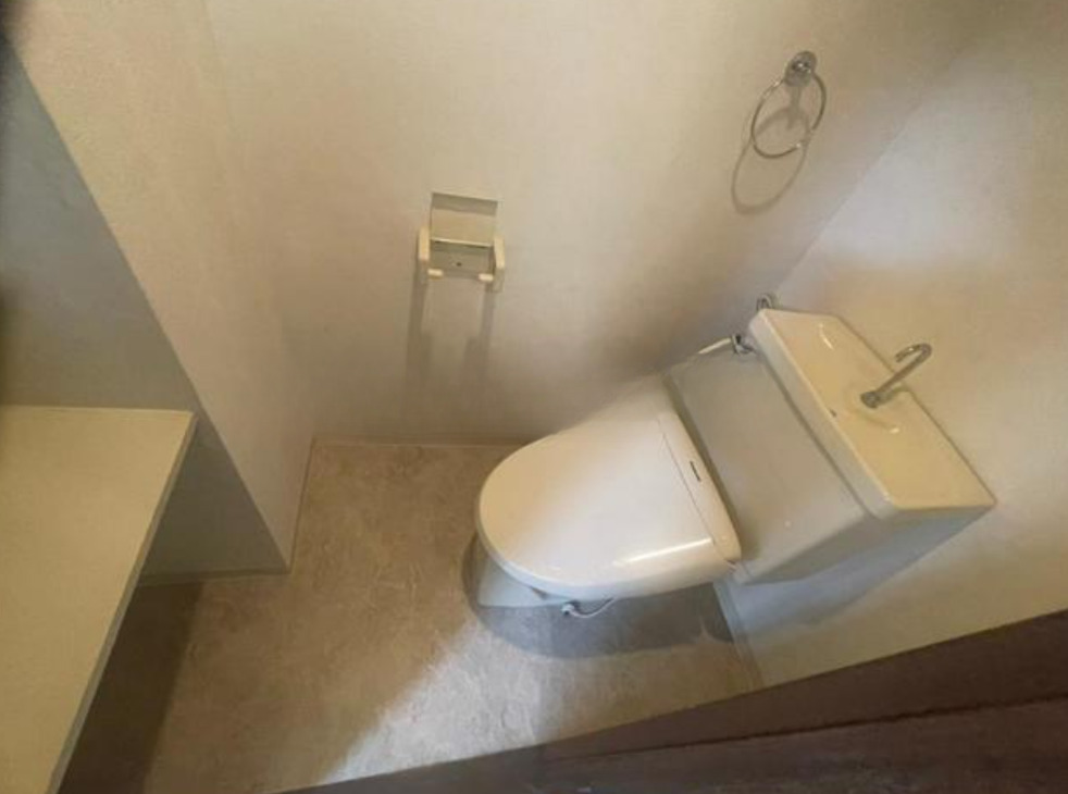 トイレ　落ち着いた色調のトイレです