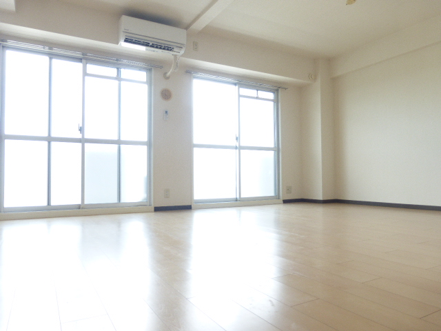 居室・リビング　ワイドなリビング約14帖　南西向の明るい室内