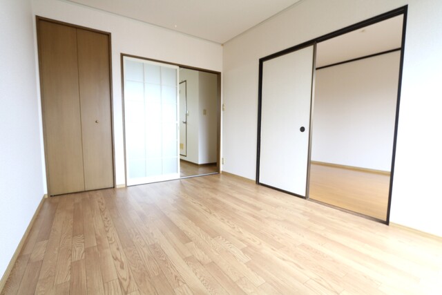 居室・リビング　☆洋室６帖のお部屋が２部屋☆