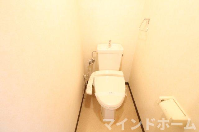 トイレ　落ち着いた色調のトイレです