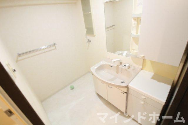 洗面設備　ゆったりとスペースのある洗面所