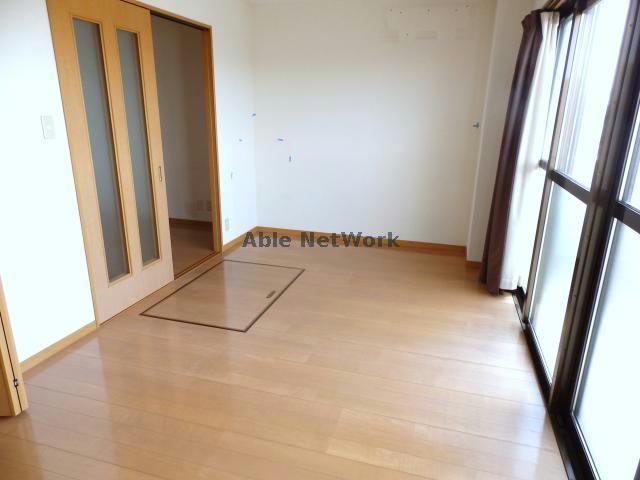 居室・リビング　※他の部屋の写真です。