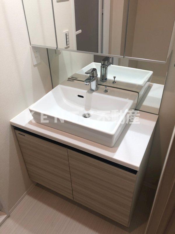 洗面設備　独立洗面台、朝の身支度には欠かせません