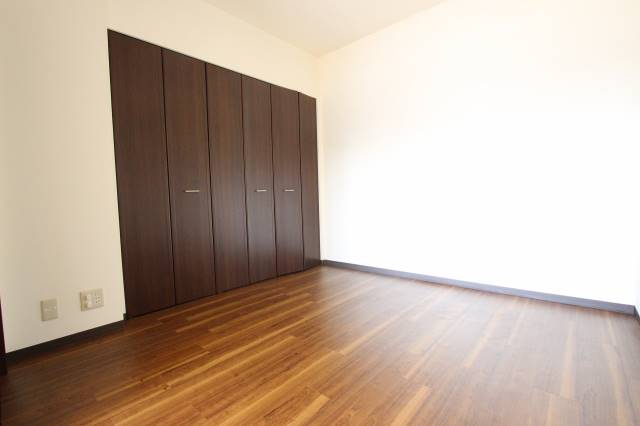 その他部屋・スペース　正方形型の寝室です。