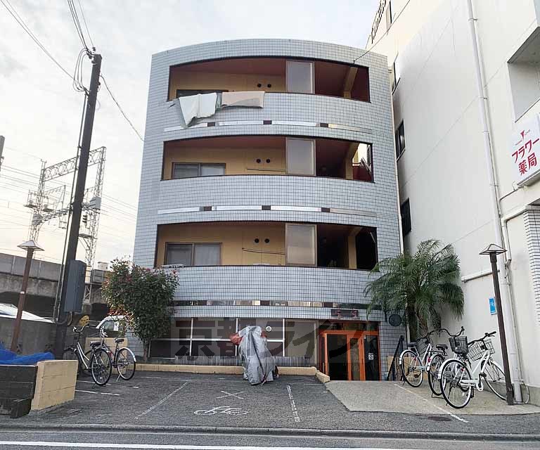 建物外観　オレンジ色が特徴的な外観です。