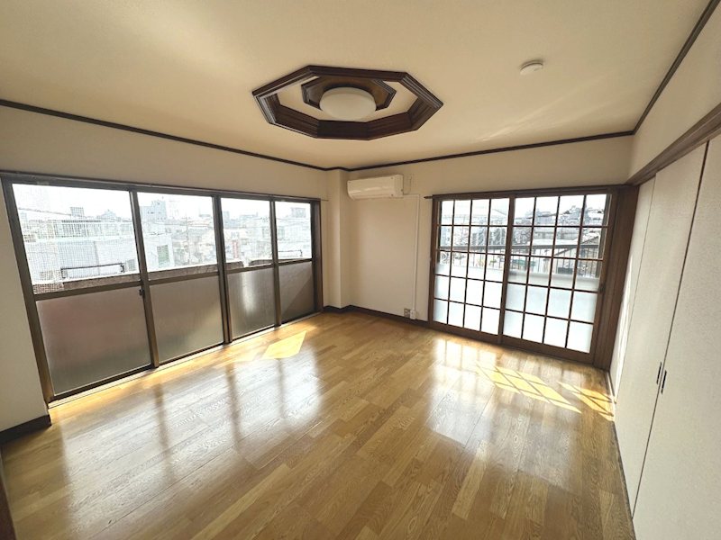 居室・リビング　南東向きの明るい居室