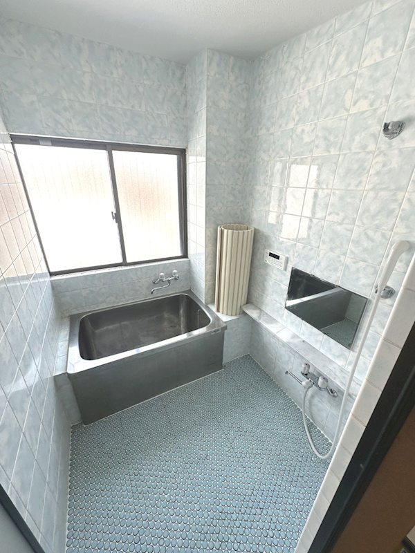 バス・シャワールーム　窓のある明るい浴室