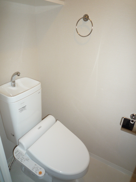 トイレ　洗浄機能付き便座です♪バストイレ別♪