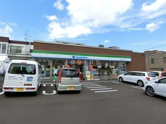 コンビニ　ファミリーマート札幌白石本通3丁目店（コンビニ）まで517m