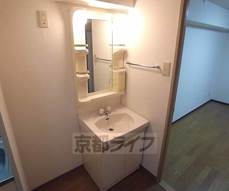 洗面設備　便利な独立洗面台です。