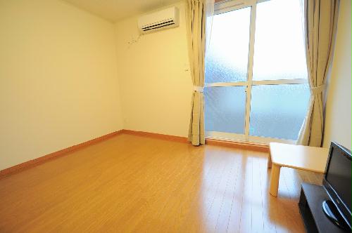 居室・リビング　1階：フローリング　2階：絨毯　となります