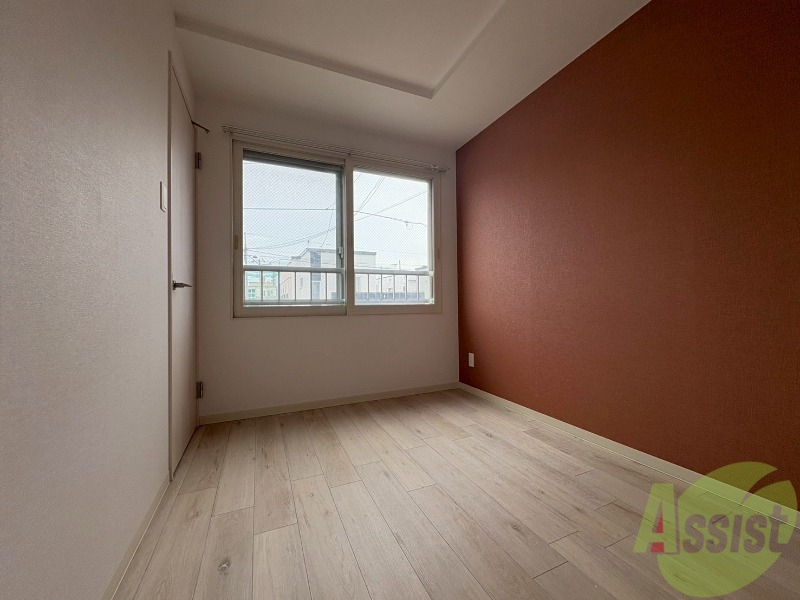 その他部屋・スペース　寝室はこちらです。光が差し込む、温かみのあるお部屋です。