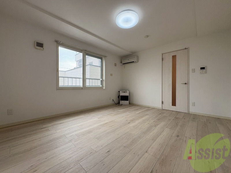 居室・リビング　リビングです。木目のフローリングが落ち着きますね。