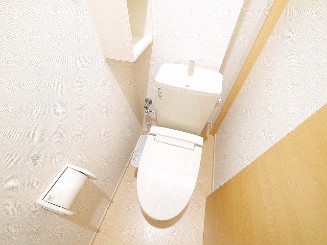 トイレ　便利な収納棚があります