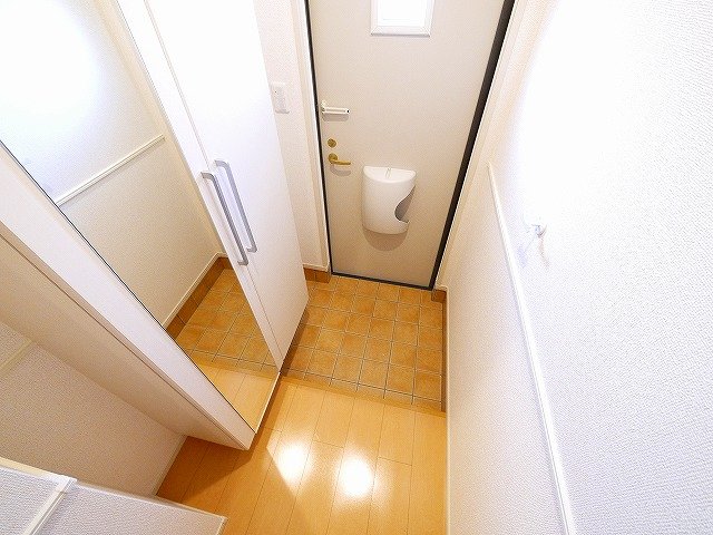 玄関　便利な全身鏡付きのシューズボックス