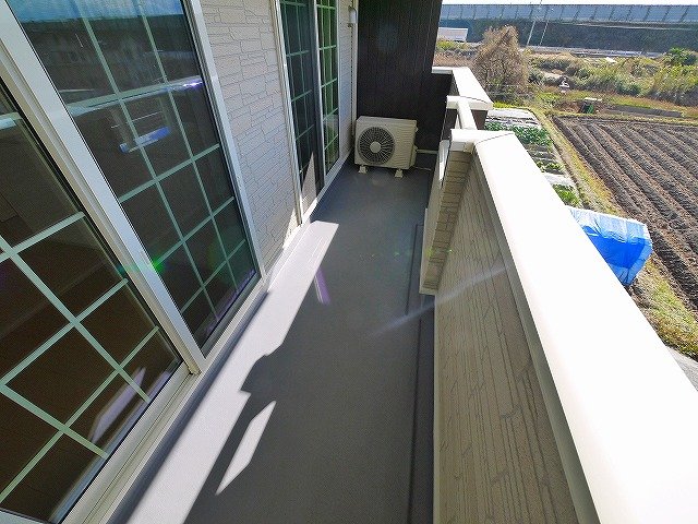 バルコニー　広いバルコニーはお洗濯にも活躍しますね