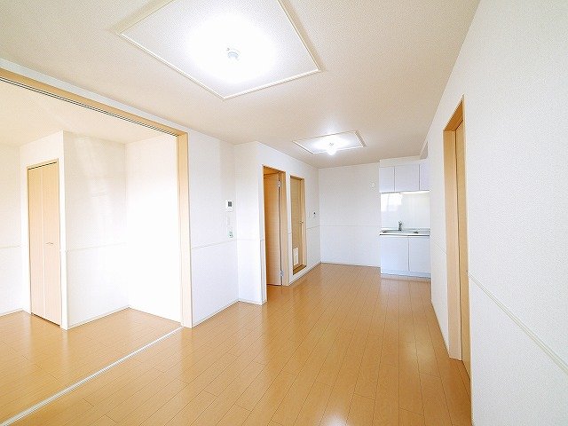 居室・リビング　明るいリビングで団らんの時間をいかがでしょうか