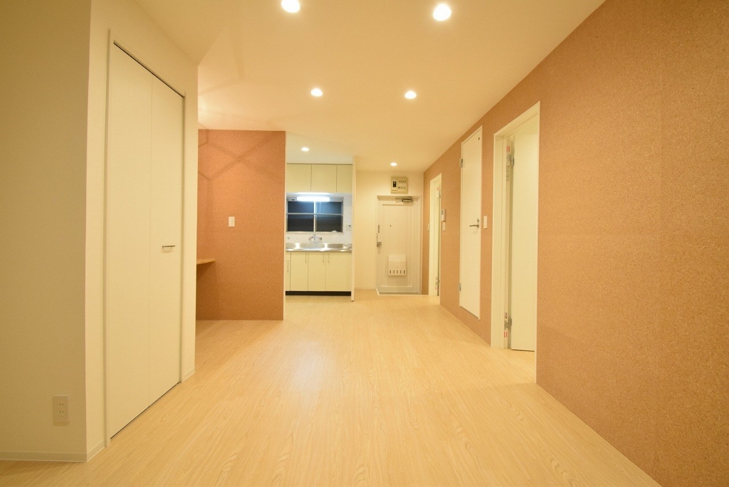 居室・リビング　壁一面をコルクボードにしました。好きなだけポスターや写真を飾