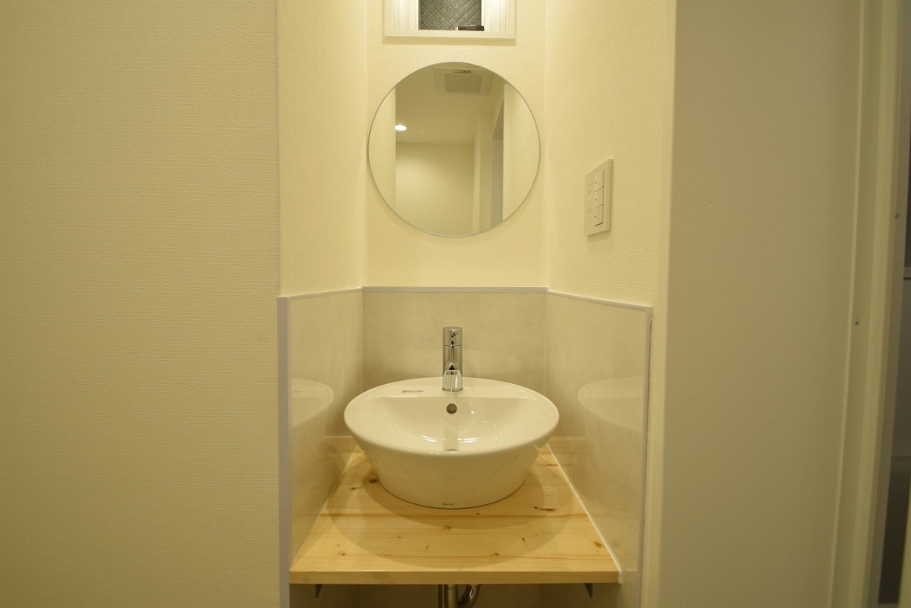洗面設備　オシャレな丸鏡を設置しました！