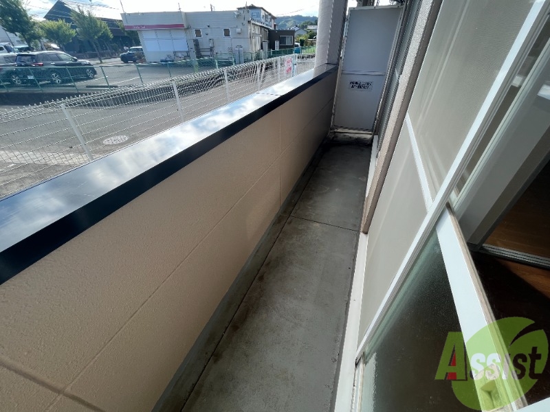 バルコニー　こちらは２階の写真です。バルコニーは洗濯物も問題なく干せそう