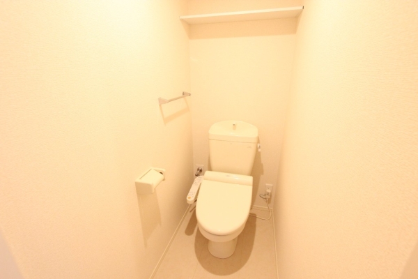 トイレ　温水シャワー付きトイレです