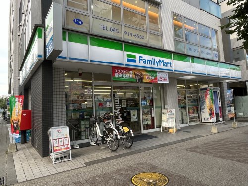 コンビニ　ファミリーマート センター北駅前店（コンビニ）まで214m