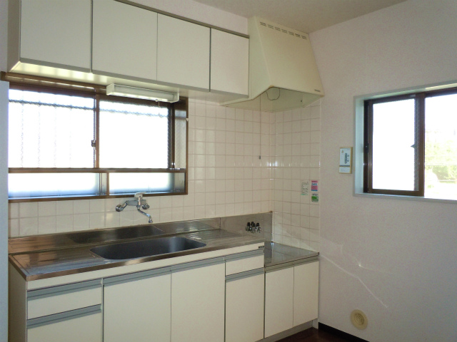 キッチン　２方向に窓があり明るいキッチン