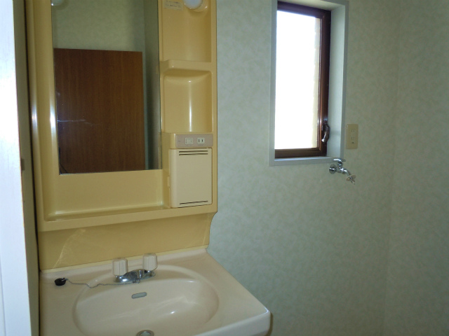 洗面設備　洗面化粧台、洗面所にも窓があります