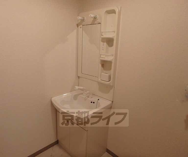 洗面設備　シャワー付きの洗面台